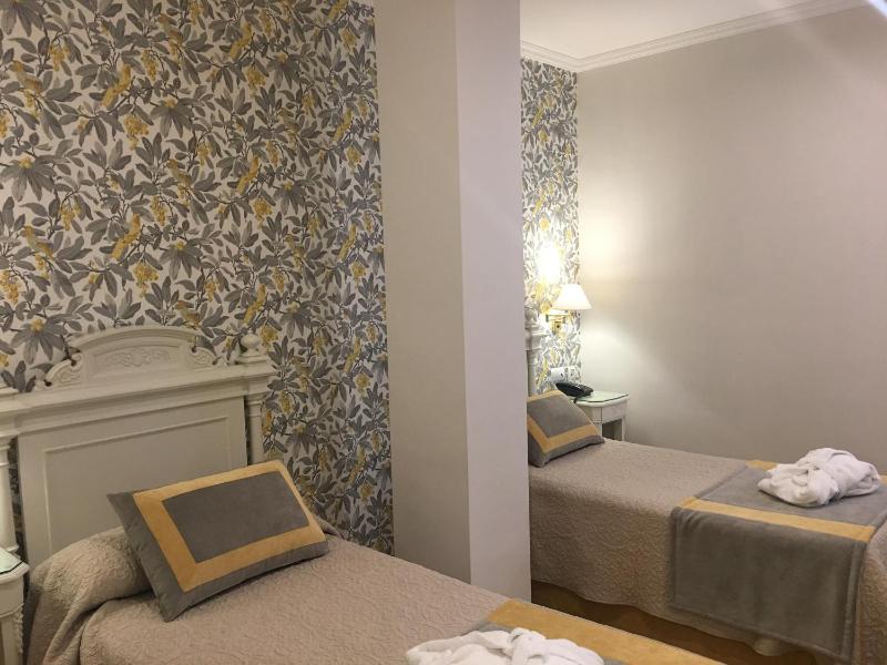 Twin Room image 2