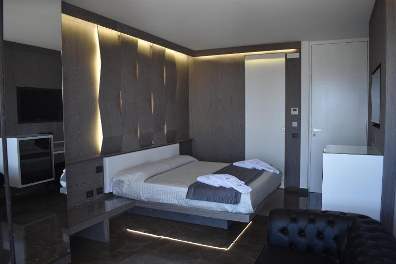 Deluxe Suite with Sea View image 2