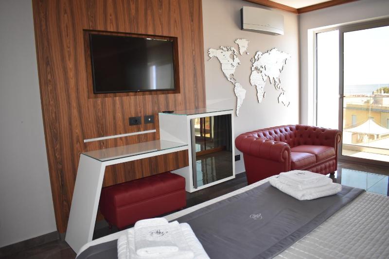 Deluxe Suite with Sea View image 4
