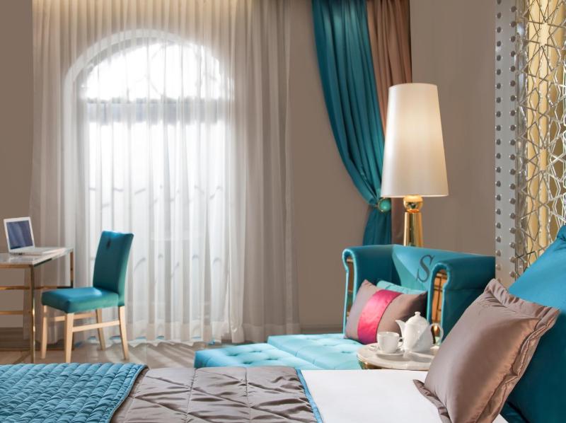 Deluxe Double Room image 2