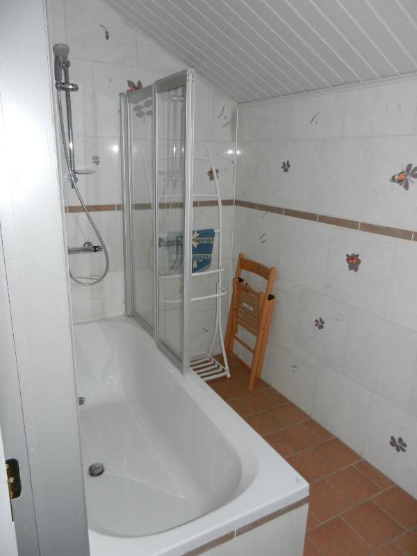 Three-Bedroom House with Private Bathroom image 3