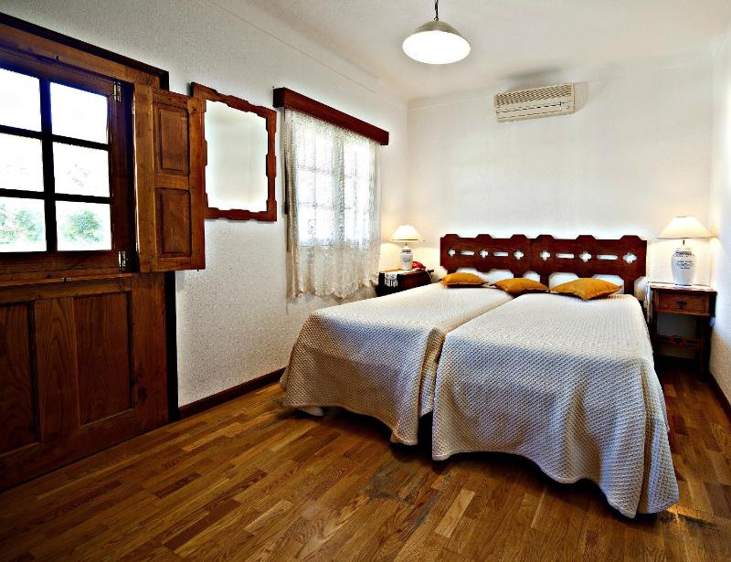 Standard Twin Room with Mountain View image 2