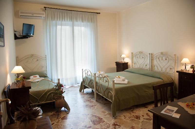 Triple Room with Balcony image 4