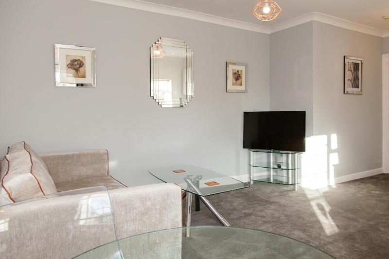 Superior One-Bedroom Apartment image 3
