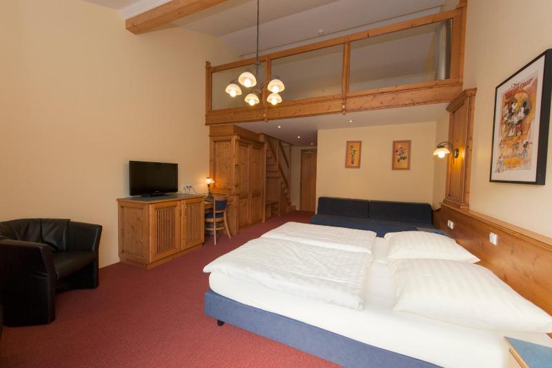 Quadruple Room with Balcony image 3