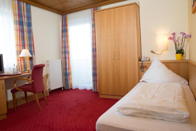 Single Room with Lake View image 4