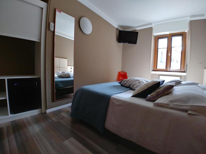 Double or Twin Room image 3