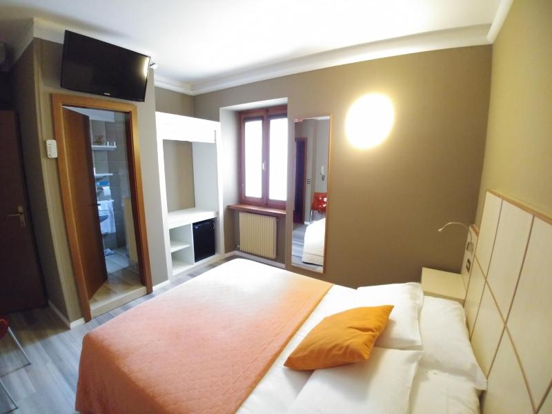 Economy Double Room image 4