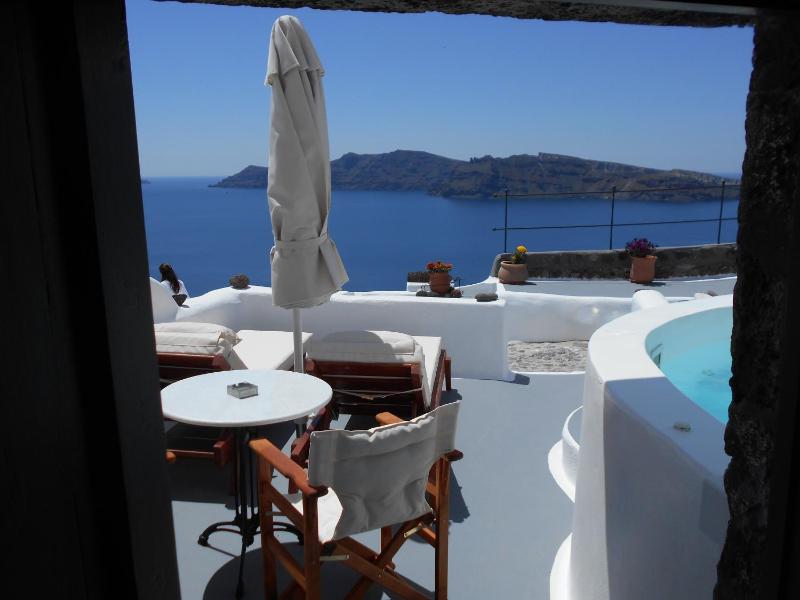 Traditional Cave House with Outdoor Hot Tub and Caldera View image 3