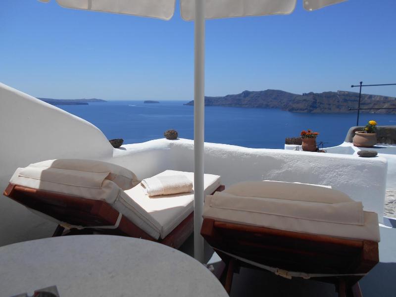 Traditional Cave House with Outdoor Hot Tub and Caldera View image 4