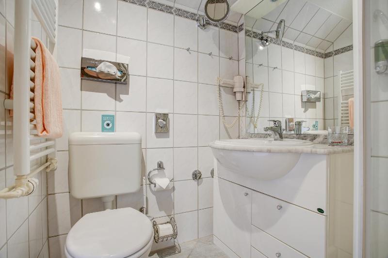 Economy Double Room image 3