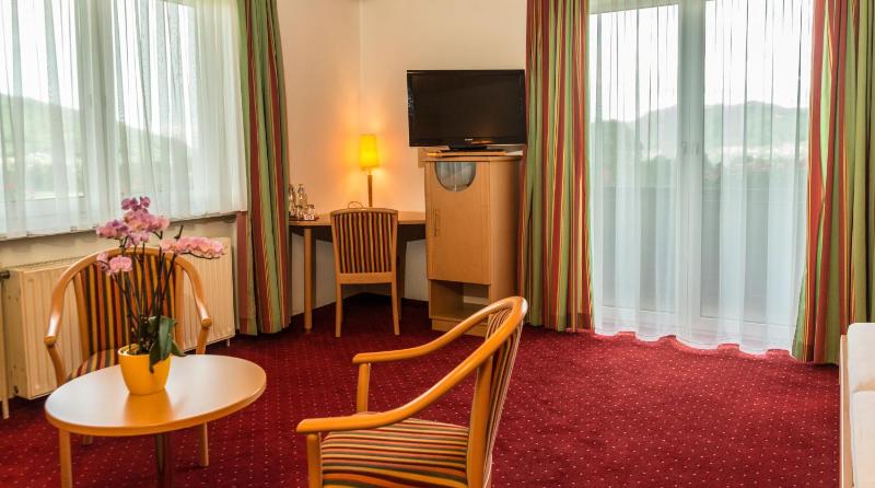 Double Room with Lake View image 4