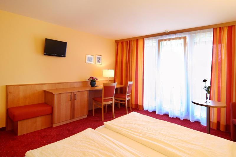 Double or Twin Room with Lake View image 4