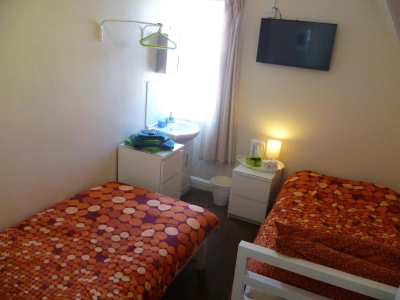 Twin Room with Private Bathroom image 2