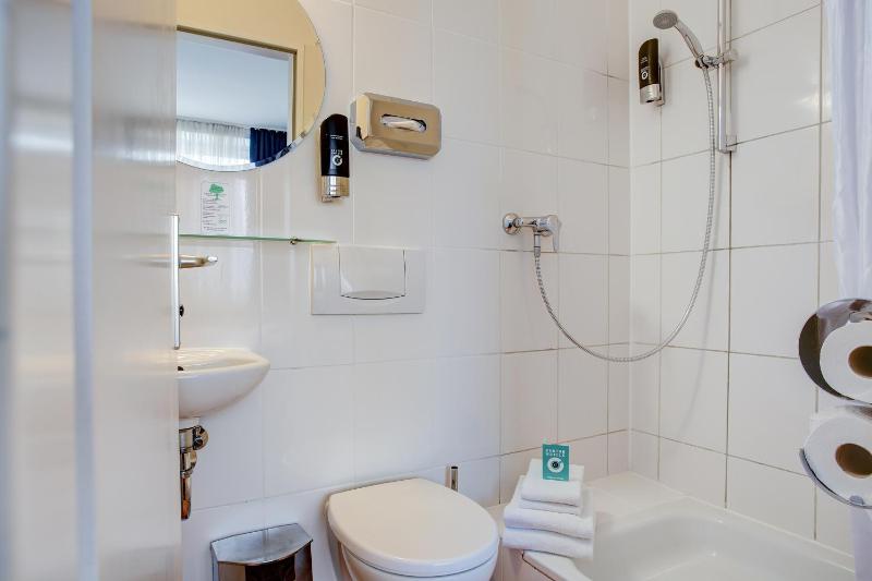 Large Double Room image 4