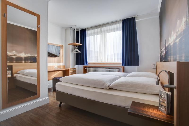 Double Room image 4