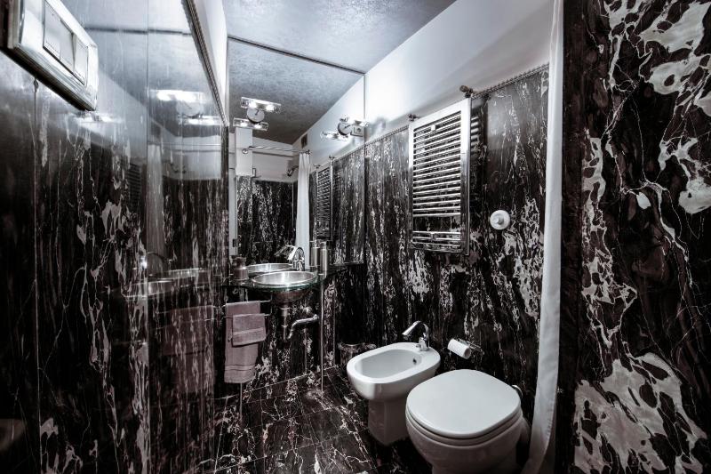 Deluxe Suite image 2