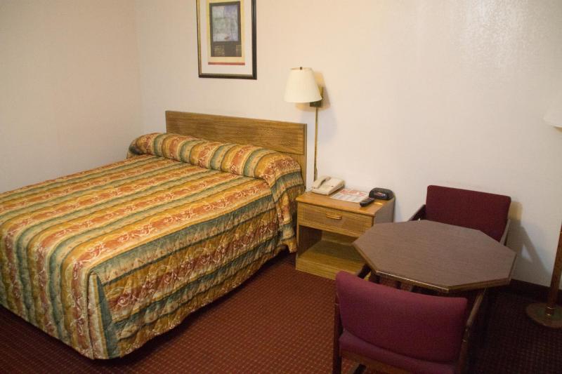 Queen Room - Non-Smoking image 3