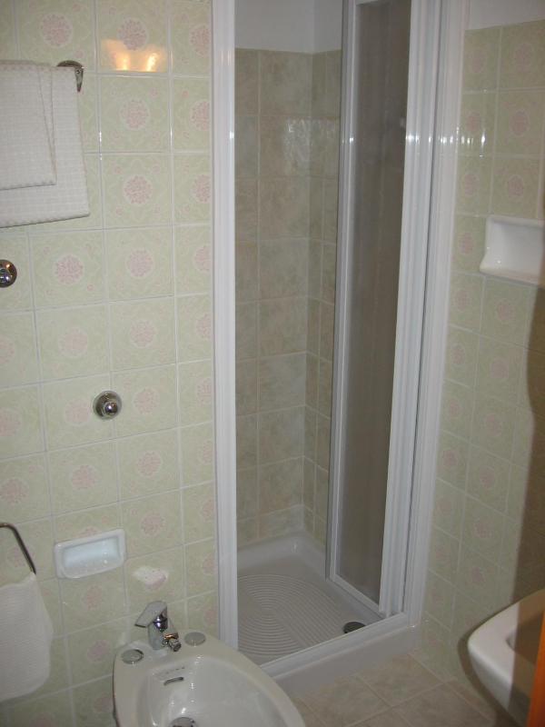 Twin Room image 3