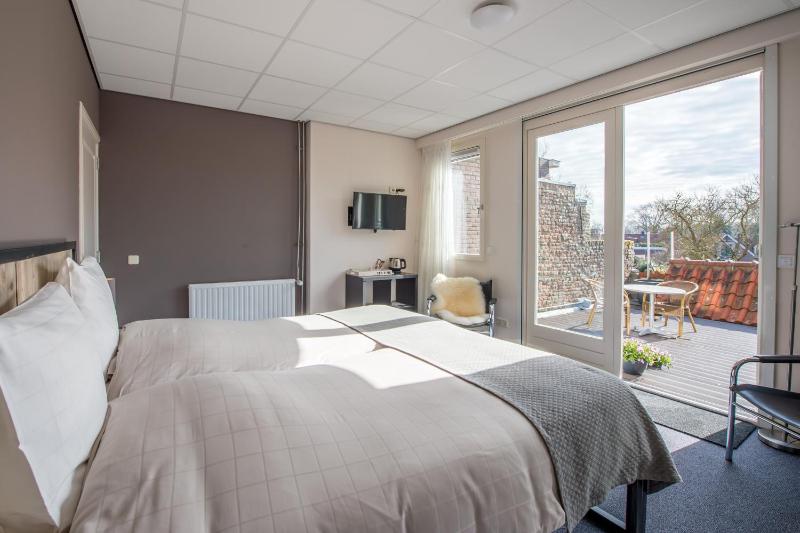 Deluxe Double Room with Balcony image 3
