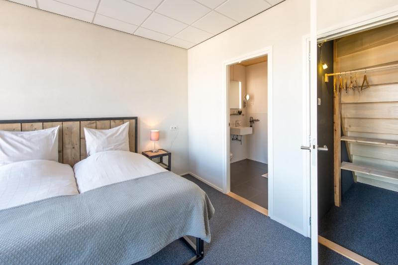 Double Room with Lake View image 4