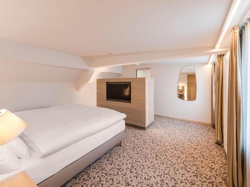 Suite with Balcony image 3