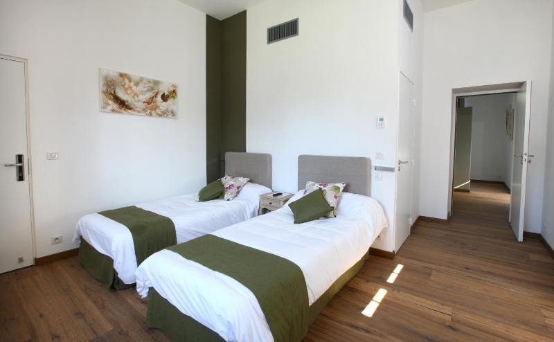 Twin Room image 3