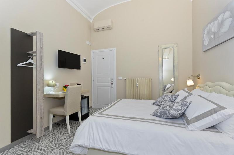 Standard Triple Room image 2