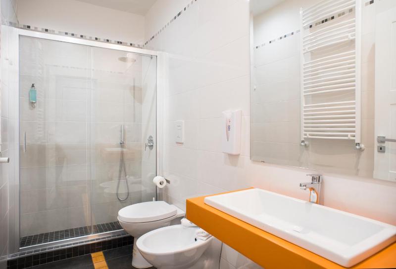 Deluxe Double or Twin Room with Balcony image 3