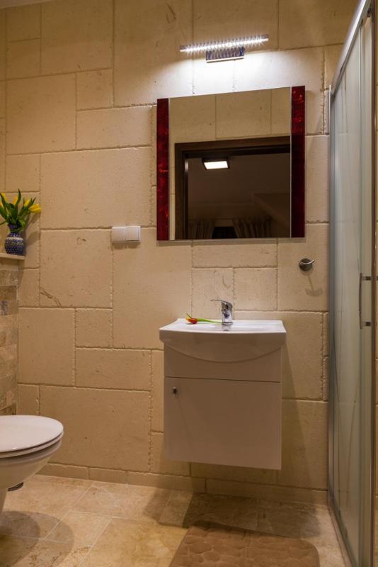 Twin Room with Balcony image 4