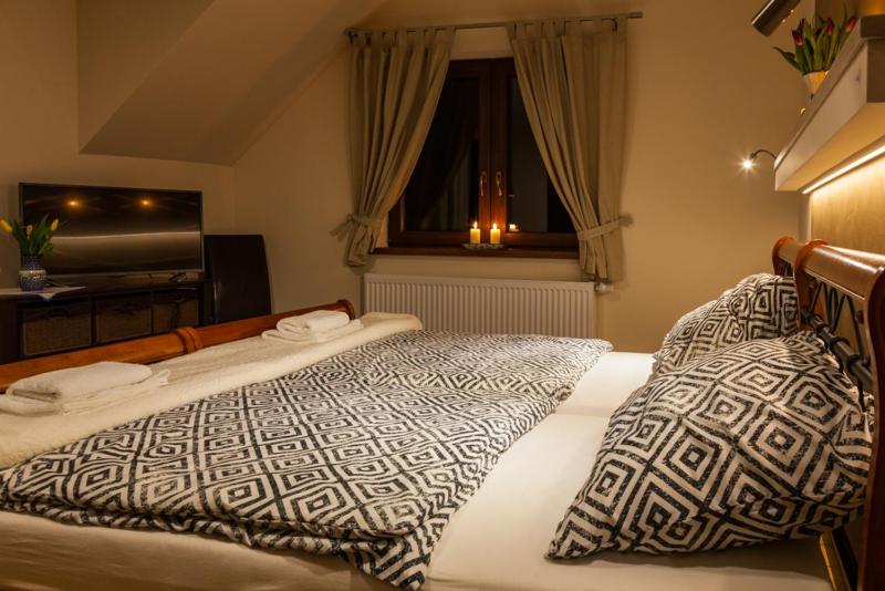 Twin Room with Balcony image 3