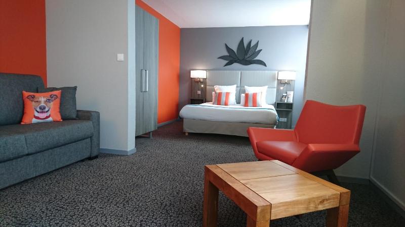 Quadruple Room with 1 Double Bed and 1 sofa bed image 4