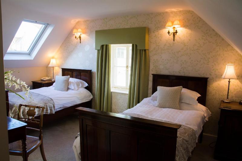 Standard Twin Room image 3