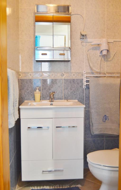 Twin Room image 4