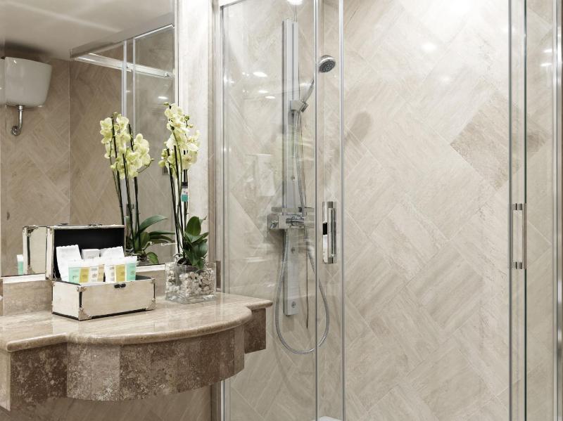 Junior Suite with Piazza View image 2