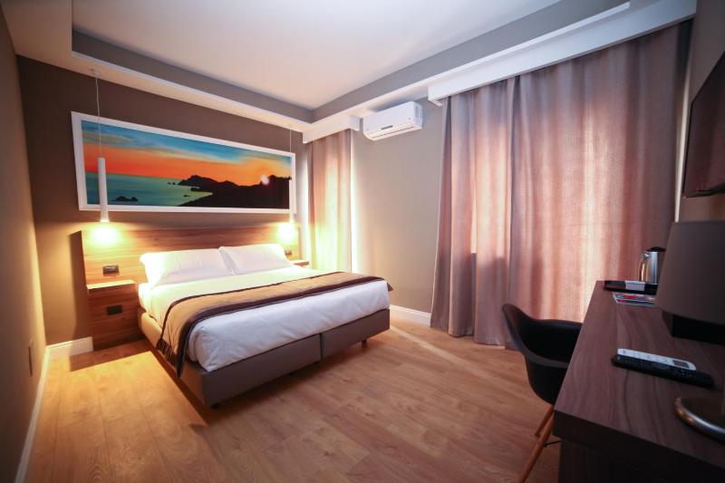 Deluxe Double or Twin Room with Balcony image 4