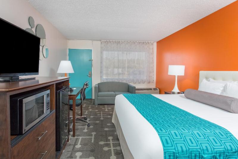 1 King Bed, Deluxe Room, Non-Smoking
 image 2