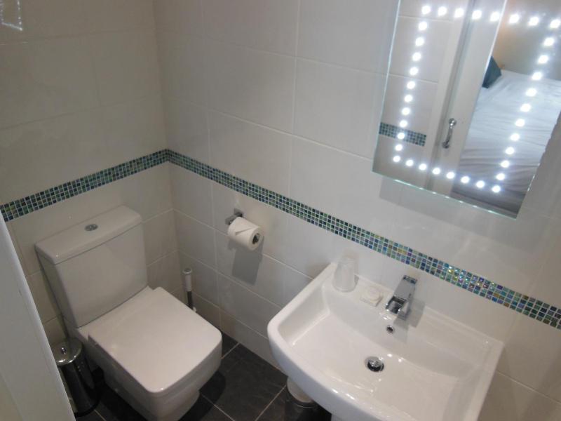 Twin Room with Shower image 3