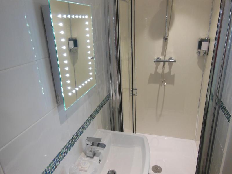Twin Room with Shower image 2