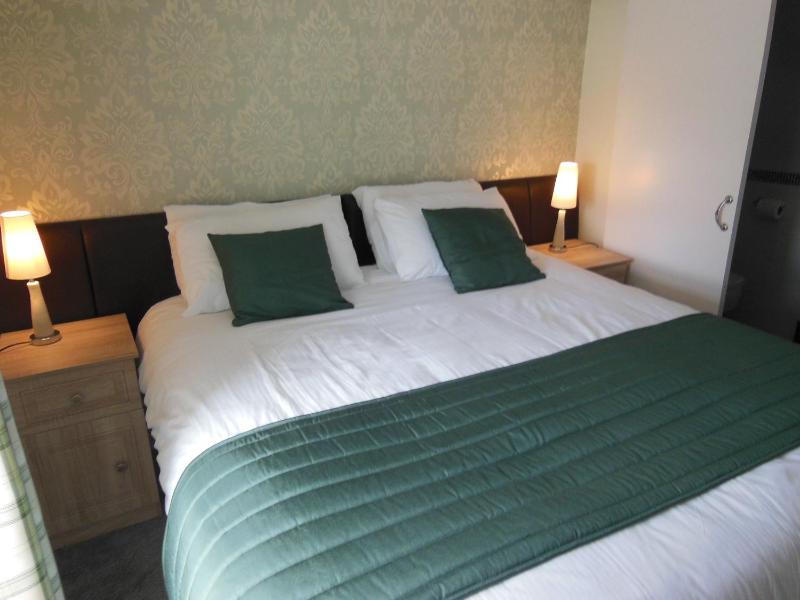 Twin Room with Shower image 4
