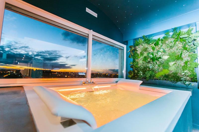 Saphir Suite - Private Hot Tub image 3