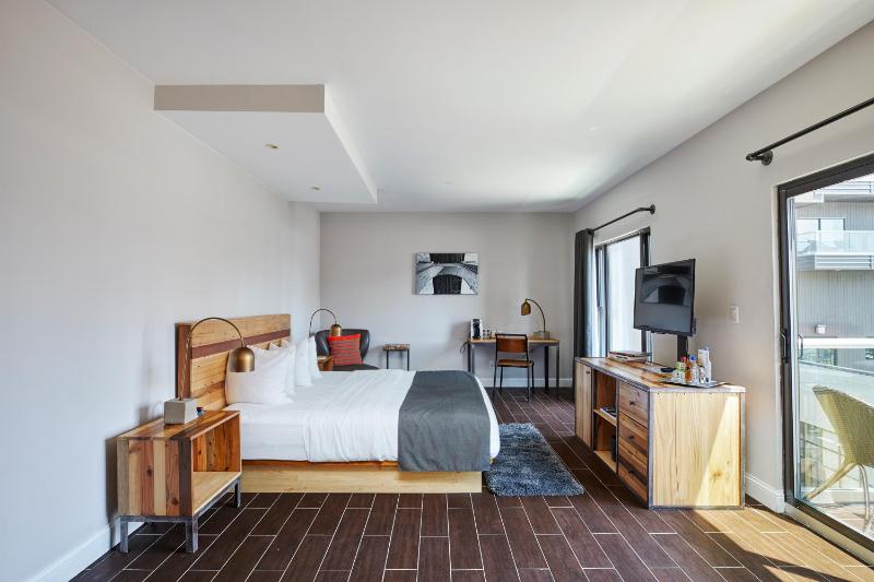 Superior King Balcony Room image 1