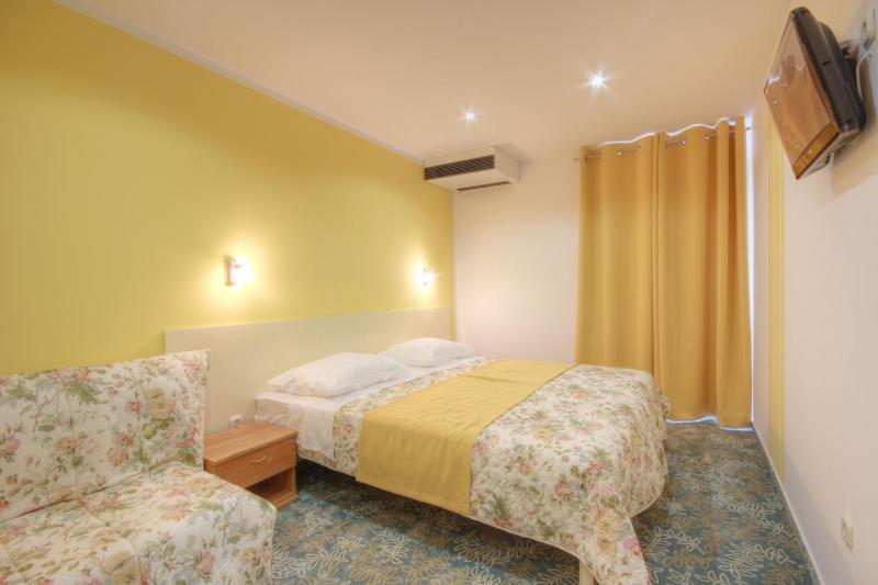 Twin Room with Balcony image 3