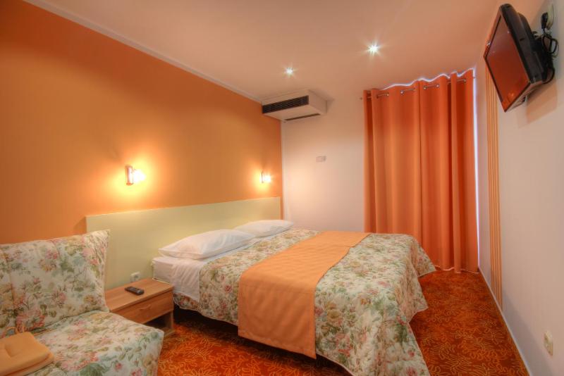 Twin Room with Balcony image 2