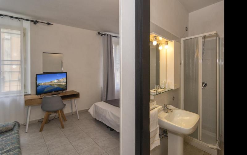 Double Room image 4