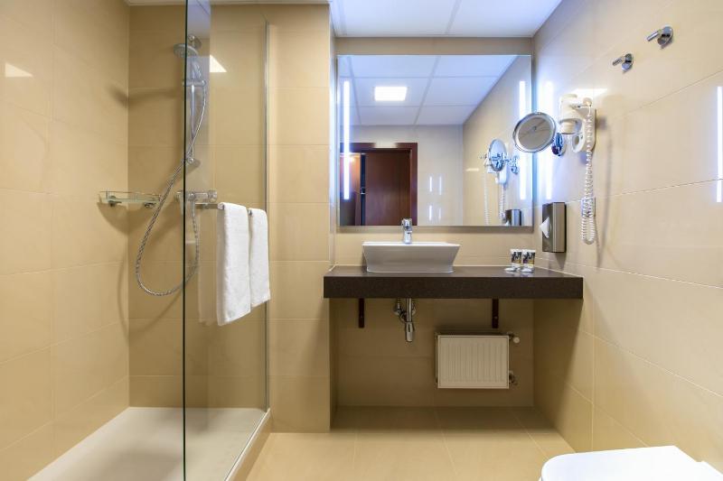 Classic Twin Room with City or Cathedral View image 2