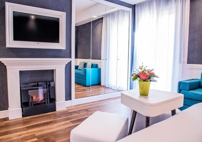 Deluxe Triple Room with Balcony image 4