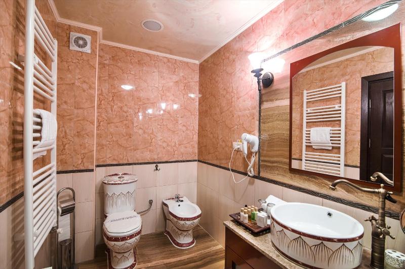 Royal Suite image 2