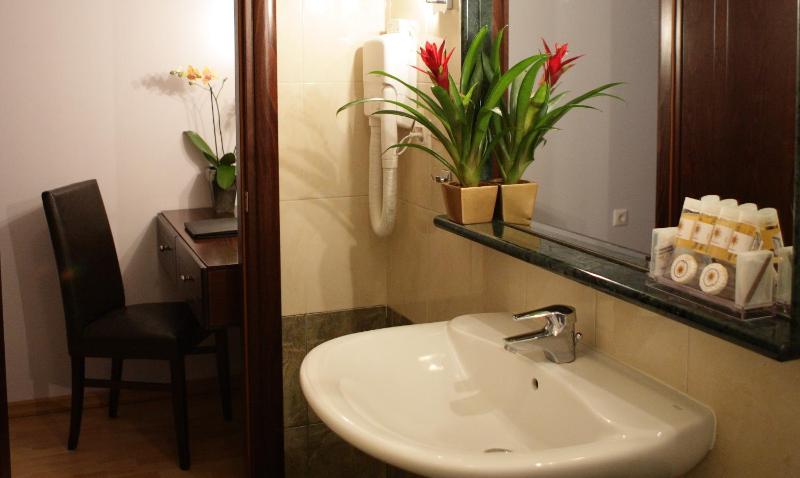 Standard King or Twin Room image 2