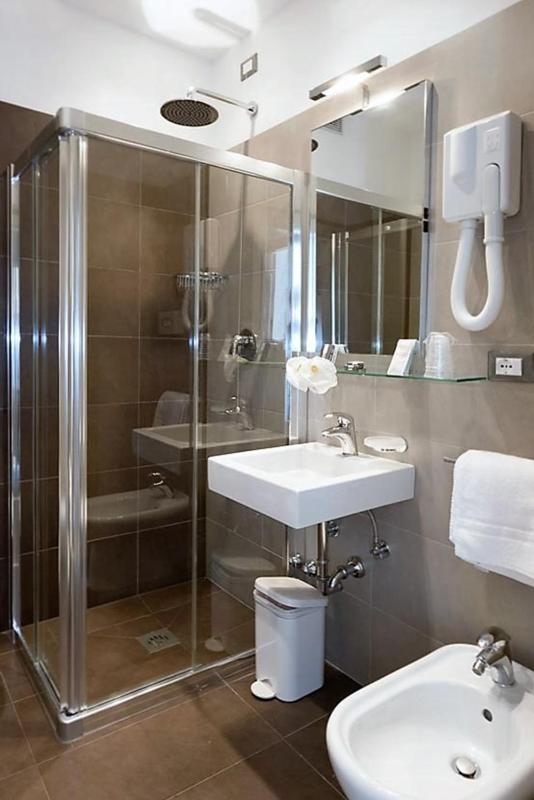 Comfort Large Double Room with Balcony and Lateral Sea View image 4